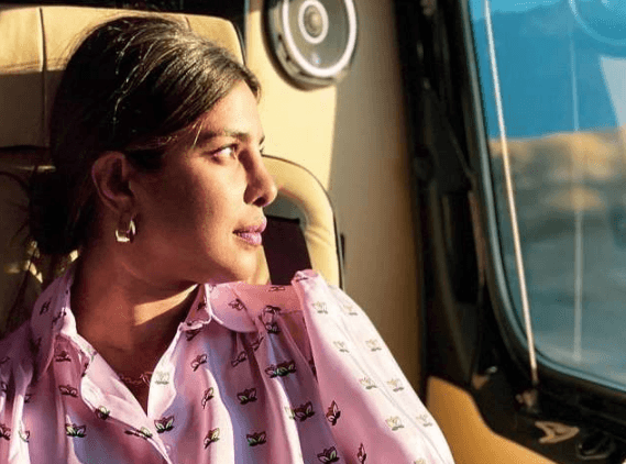 क्या आप जानती हैं प्रियंका चोपड़ा के इस पिंक शर्ट की कीमत? इसे खरीदने के लिए खर्च करनी होगी मोटी रकम, PHOTO