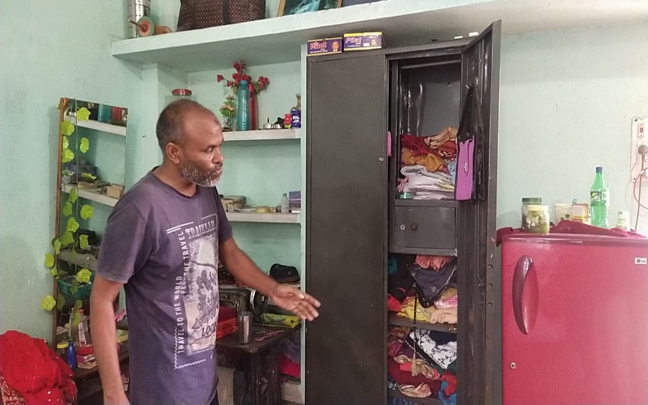 चक्रधरपुर में चोरों का आतंक, एक ही रात में दो घरों को बनाया निशाना, लाखों की चारी कर फरार