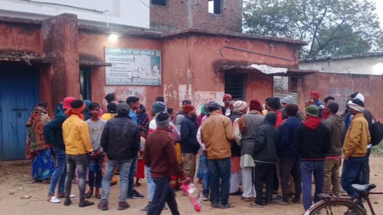 Jharkhand news: चौपारण के चयकला CHC में महिला की मौत पर हंगामा, इलाज में लापरवाही का लगाया आरोप Jharkhand news: चौपारण के चयकला CHC में महिला की मौत पर हंगामा, इलाज में लापरवाही का लगाया आरोप