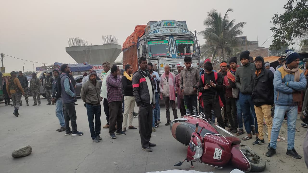 चौपारण के केंदुआ मोड के पास सड़क दुर्घटना में महिला की मौत, बाल-बाल बचा बेटा, विरोध में मुख्य मार्ग जाम