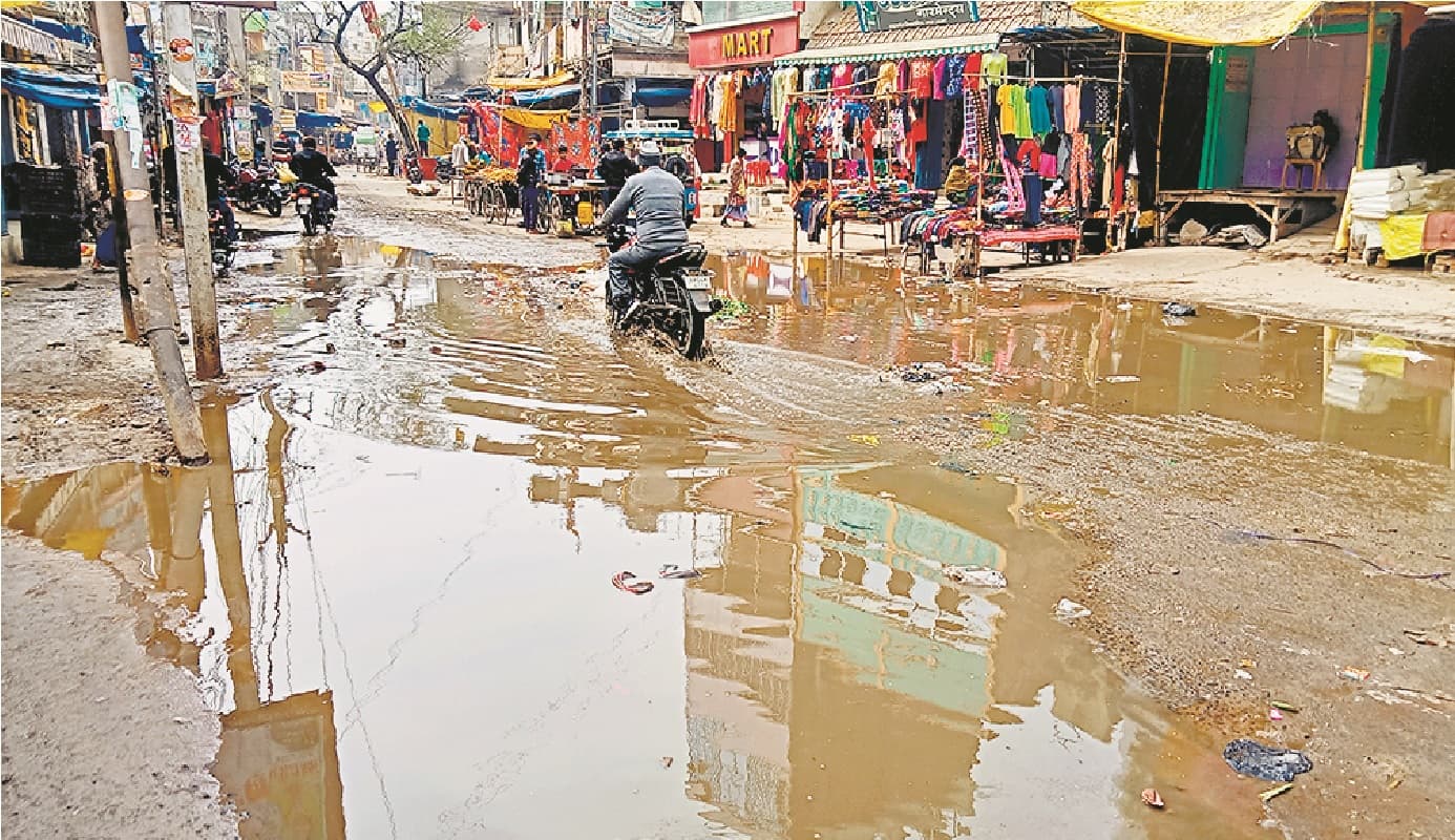 बिहार में कई राष्ट्रीय राजमार्गों की हालत जर्जर, अपने खर्चे पर मरम्मत करवा रही राज्य सरकार बिहार में कई राष्ट्रीय राजमार्गों की हालत जर्जर, अपने खर्चे पर मरम्मत करवा रही राज्य सरकार