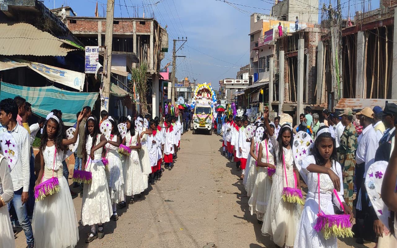 ख्रीस्त राजा महोत्सव : मसीही विश्वासियों ने लातेहार के महुआडांड़ में निकाली शोभायात्रा, देखें Pics