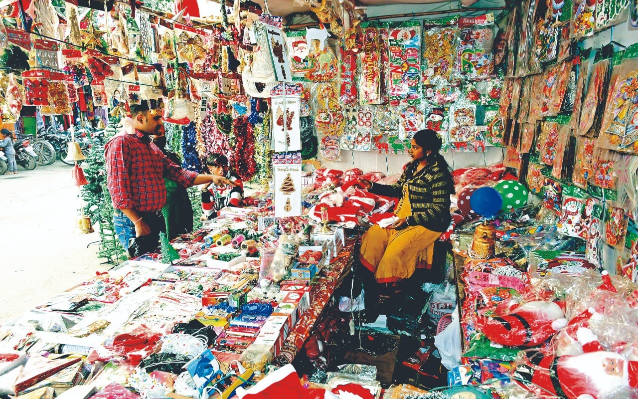 Christmas 2022: बोकारो में क्रिसमस ट्री और सांता क्लॉज की ड्रेस से सजा बाजार, होने लगी है खरीदारी