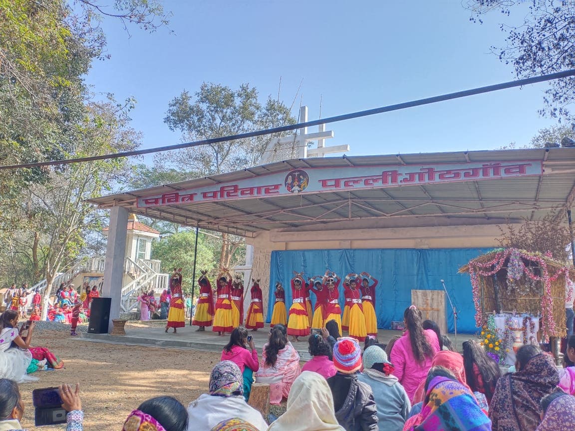 Christmas 2021: क्रिसमस गैदरिंग में नृत्य पर थिरके युवा, क्रिसमस ट्री से ऐसे सजायी गयी थी खूबसूरत चरनी