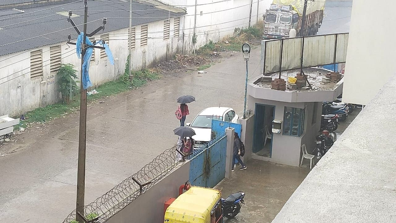 पटना में झमाझम बारिश से लोगों के खिले चेहरे, उमस भरी गर्मी से राहत, देखें तस्वीरें