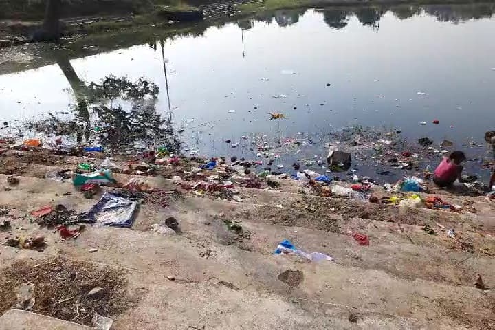 Chhath puja 2020 in jharkhand : रांची के छठ घाटों पर फैली है गंदगी, व्रती कैसे देंगे अर्घ्य