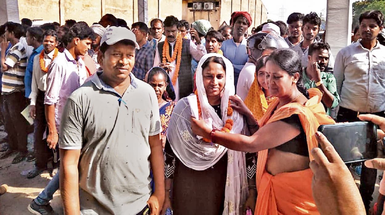 झारखंड पंचायत चुनाव: पति और पत्नी के बीच हुए संघर्षपूर्ण मुकाबले में पत्नी ने मारी बाजी