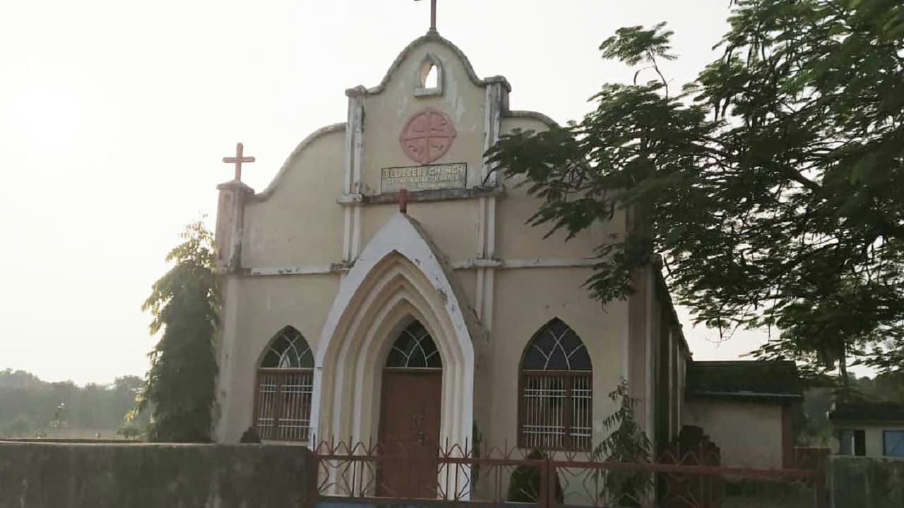 Christmas 2021:लौवाकेरा चर्च में कभी पेड़ के नीचे होती थी आराधना, बरसात में नदी पार कर पहुंचना होता था मुश्किल Christmas 2021:लौवाकेरा चर्च में कभी पेड़ के नीचे होती थी आराधना, बरसात में नदी पार कर पहुंचना होता था मुश्किल