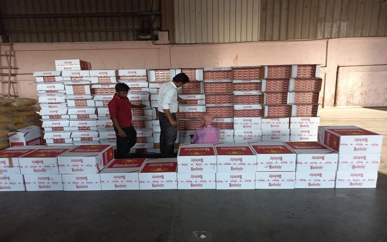 Gujarat Cigarette Smuggling: गुजरात के मुंद्रा पोर्ट से करीब 17 करोड़ की विदेशी सिगरेट जब्त, जांच जारी