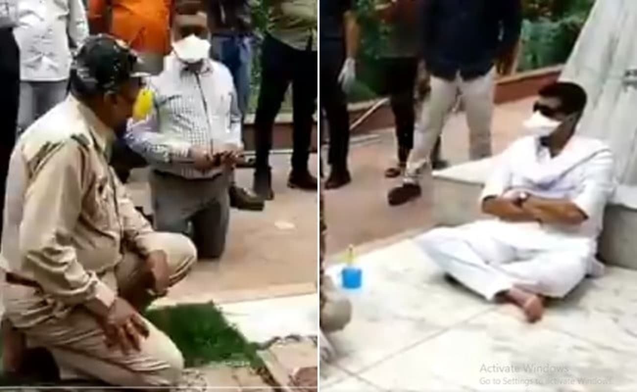 पूर्व मंत्री के सामने घुटने टेककर धरना खत्म करने की मान-मनुहार करने वाले एसडीएम और सिटी एसपी हटाये गये