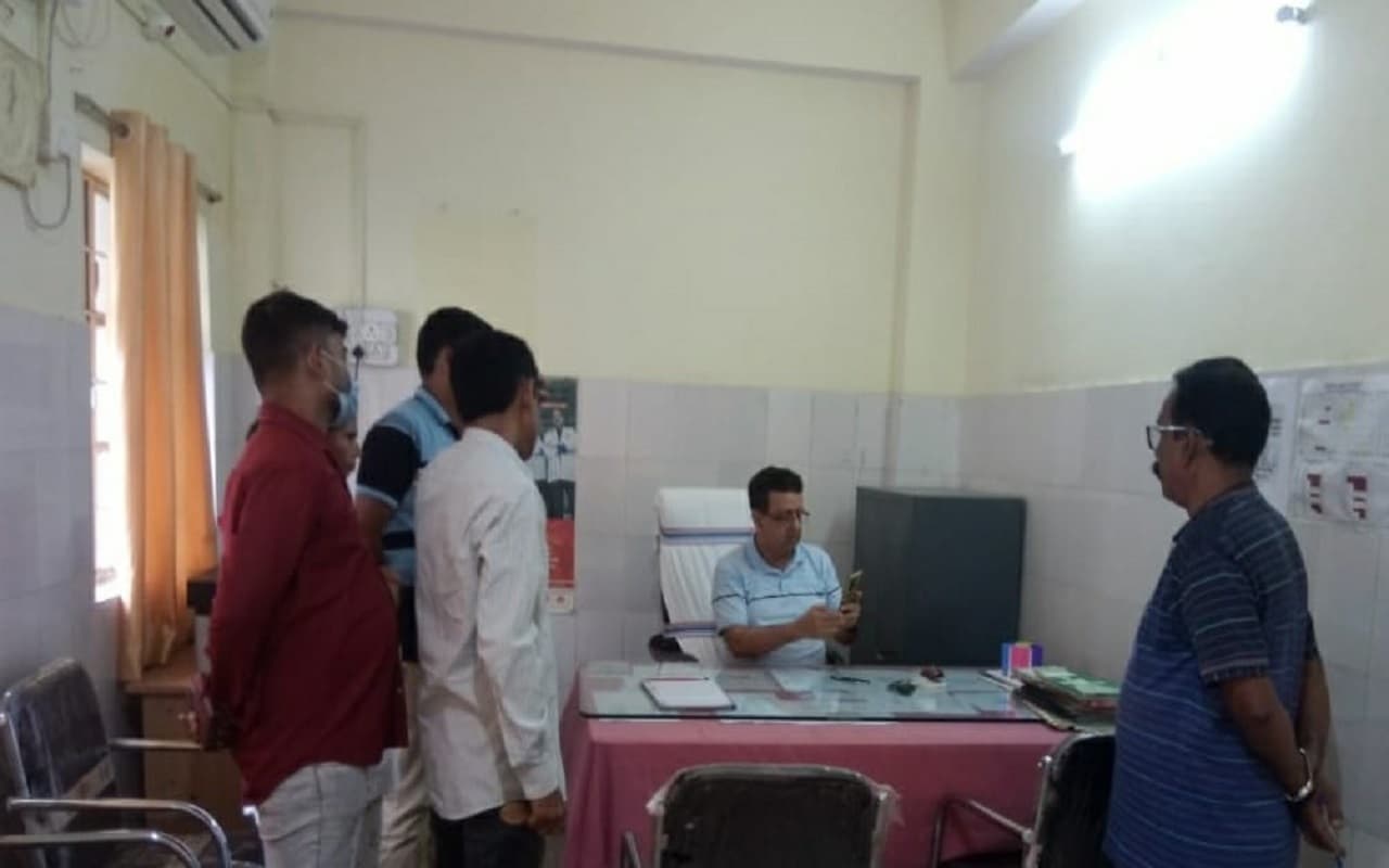 Jharkhand News : रांची में ड्यूटी से गायब मिले 9 सरकारी डॉक्टर, सिविल सर्जन ने किया शो कॉज, कटेगा वेतन