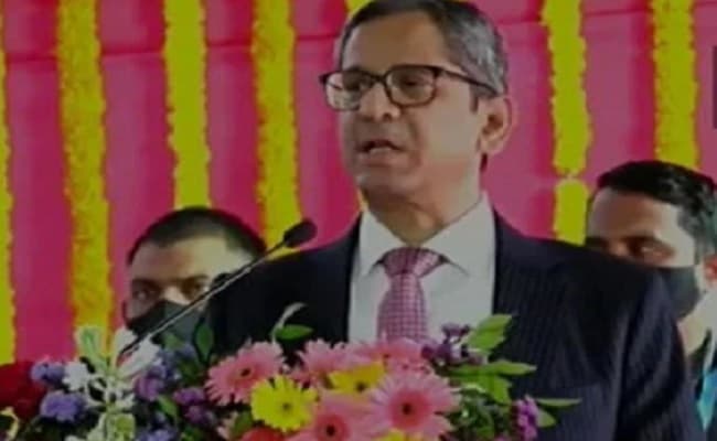 CJI ने कानून मंत्री के सामने ही उठाए सवाल, बोले- अदालतों का बेहतर बुनियादी ढांचा सिर्फ एक विचार