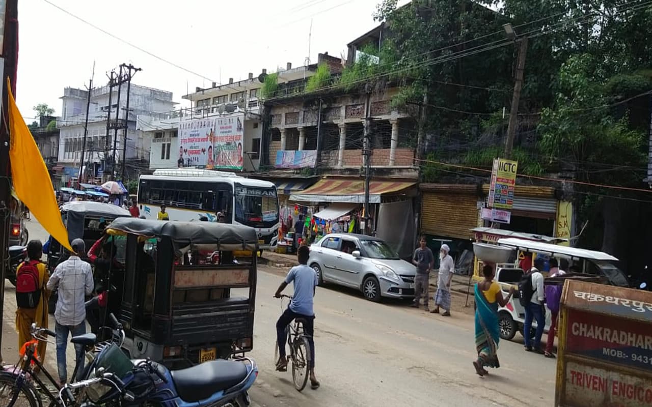पश्चिमी सिंहभूम के चक्रधरपुर शहर में नहीं है बस स्टैंड, जहां-तहां वाहनों के खड़े होने से लगता है जान