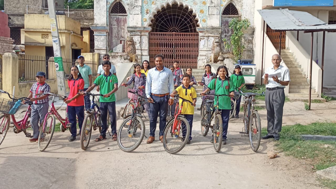 World Bicycle Day: चक्रधरपुर में स्कूली बच्चे, तो देवघर में कॉलेज स्टूडेंट्स ने निकाली साइकिल रैली