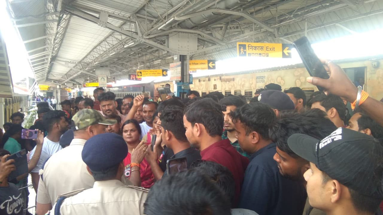 Agnipath Scheme Protest: रेलवे ने जारी किया हेल्पलाइन नंबर, बिहार के यात्रियों को 
यहां मिलेगी जानकारी