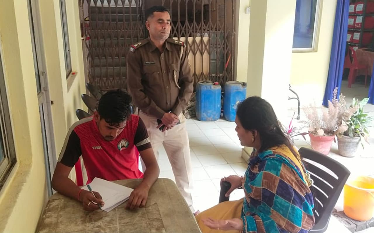 Jharkhand Crime News: चक्रधरपुर में RPF जवान बनकर गुड्स गार्ड की पत्नी से लाखों की ठगी, जांच में जुटी पुलिस