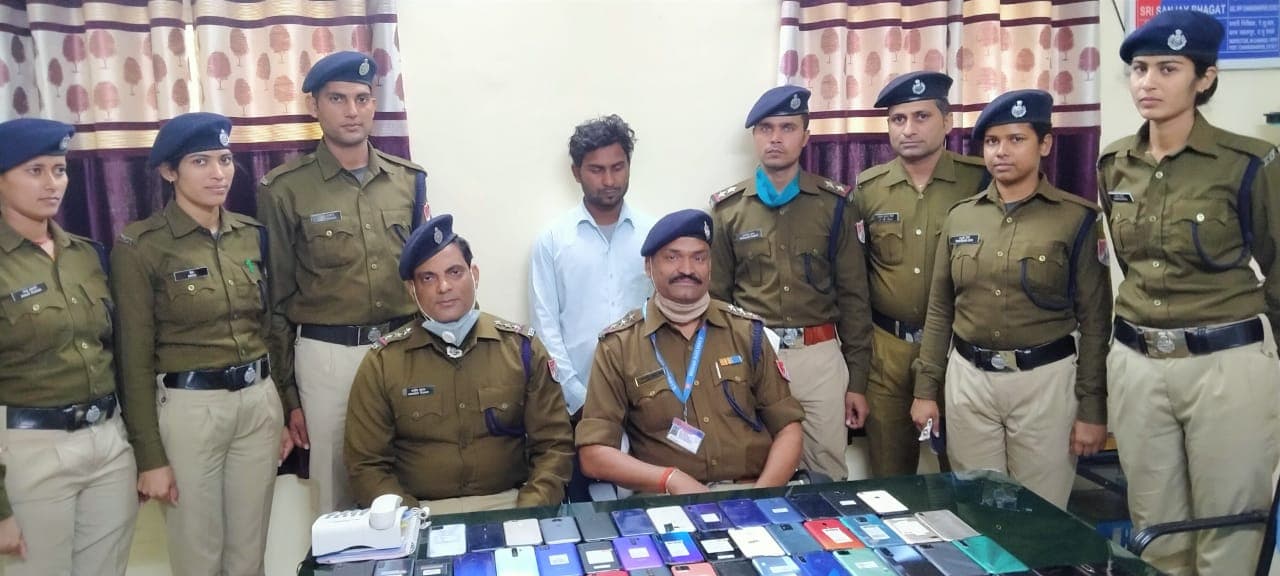 Mobile Theft News : महाराष्ट्र में मोबाइल चोरी कर मालदा व बांग्लादेश में खपाने वाला अंतरराज्यीय चोर 63 मोबाइल के साथ चढ़ा आरपीएफ के हत्थे