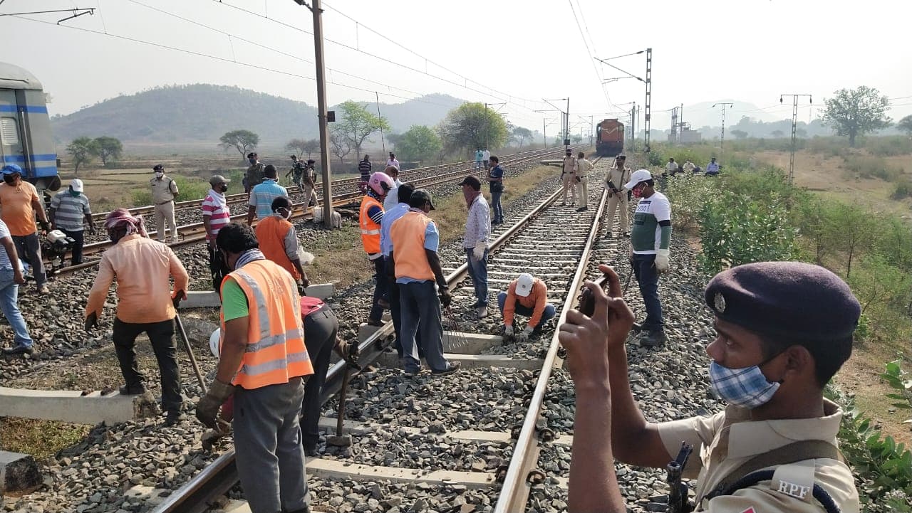 Train News : झारखंड के चक्रधरपुर रेल मंडल में नक्सलियों का उत्पात, भारत बंद से पहले लैंडमाइंस से उड़ाया रेलवे ट्रैक, घंटों ठप रहा हावड़ा-मुंबई मुख्य रेल मार्ग, ट्रेनों का परिचालन हुआ शुरू