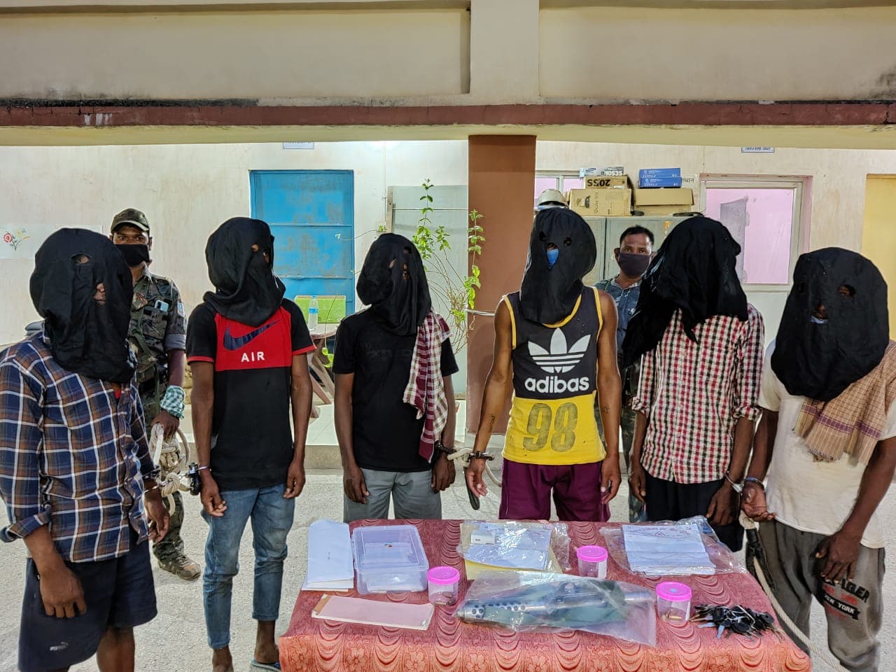 Jharkhand Naxal News : झारखंड की चाईबासा पुलिस को मिली बड़ी कामयाबी, देसी हथियार के साथ नक्सली संगठन PLFI के छह नक्सली गिरफ्तार
