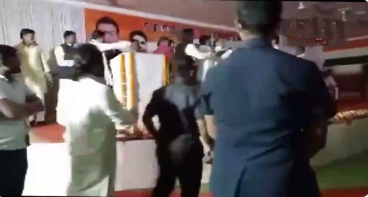 कांग्रेस के कार्यकर्ता सम्मेलन में बवाल, वक्ता को मंच से धक्का दिया, बोलने से रोका