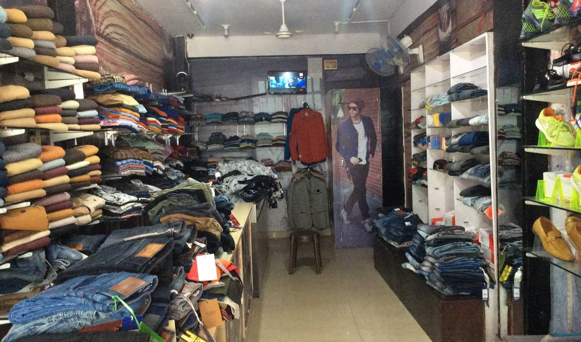 Jharkhand Unlock : हेमंत सरकार के आदेश के बाद लौटी बाजार की रौनक, रांची में जूते और कपड़ों की दुकानें खुलीं