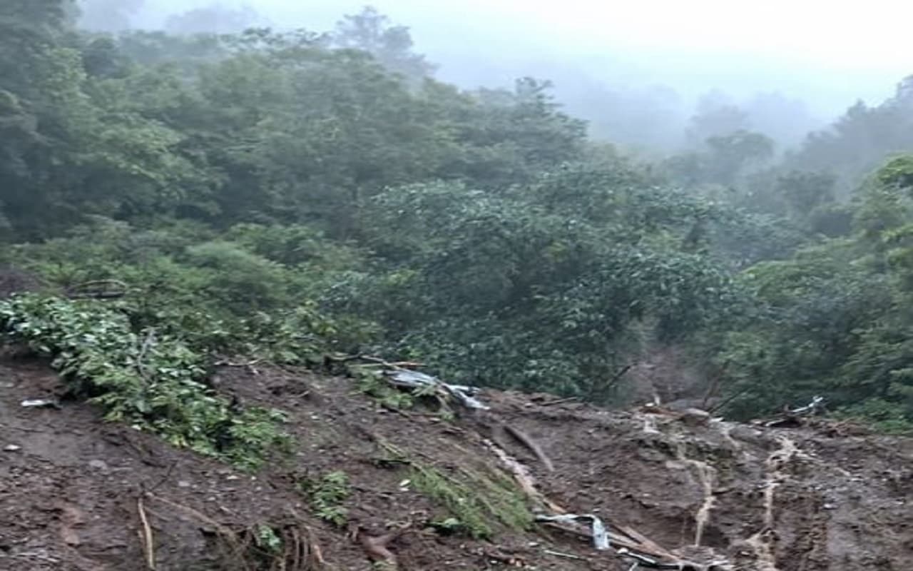 हिमाचल प्रदेश में बादल फटा : पांच की मौत,  स्कूल-काॅलेज बंद, परीक्षाएं स्थगित