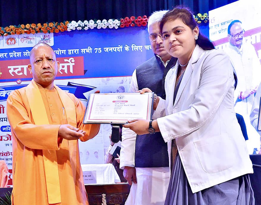 CM योगी ने 1,354 स्टाफ नर्स को बांटे नियुक्ति पत्र, बोले- UP अब देश की दूसरी सबसे बड़ी अर्थव्यवस्था