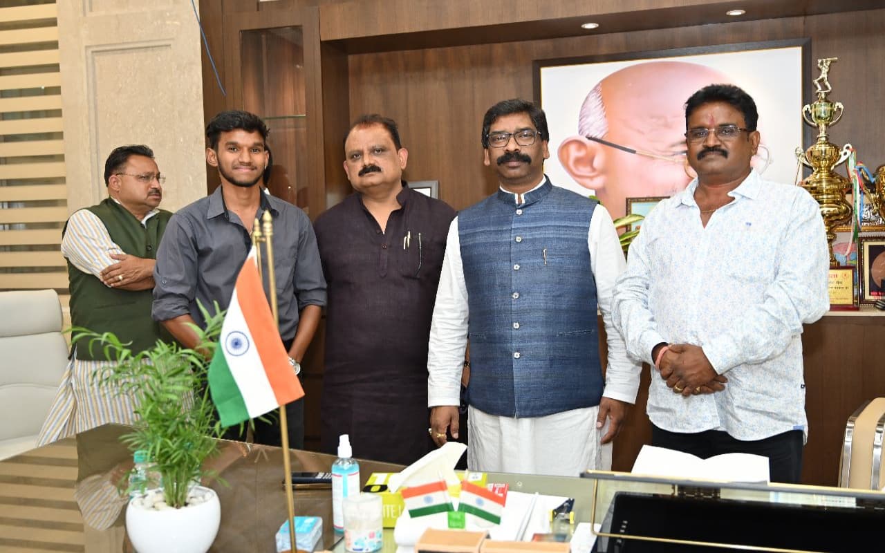 CM हेमंत सोरेन और मंत्री मिथिलेश ठाकुर से मिले कांग्रेस नेता, पेयजल समस्या को लेकर की बात