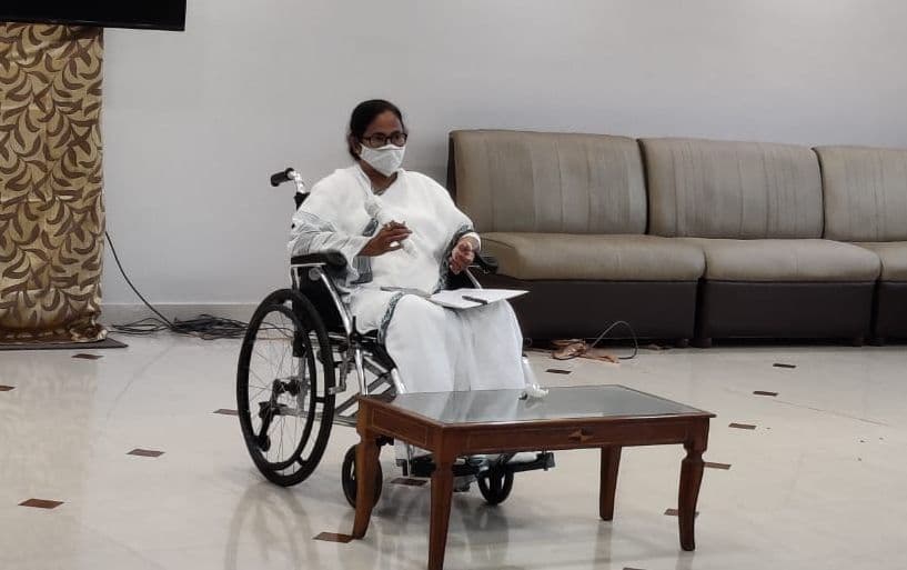 कोरोना संकट पर ममता की अधिकारियों के साथ वर्चुअल मीटिंग, कहा- वैक्सीन की कालाबाजारी पर पीएम को लिखूंगी खत