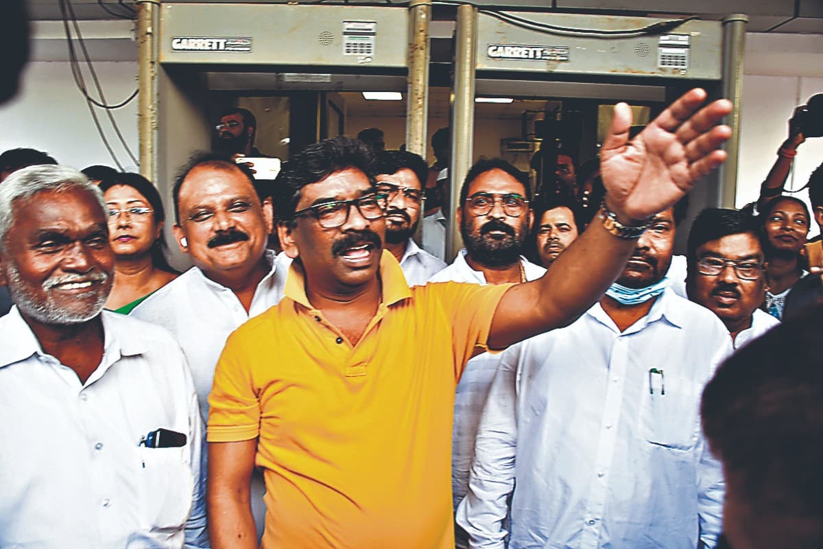 Hanuman Chalisa Row: बीजेपी और नवनीत राणा पर भड़के उद्धव ठाकरे, बोले- दादागिरी करोगे तो सब निकाल देंगे...