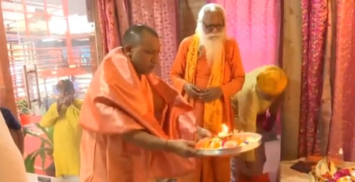 UP: योगी 2.0 सरकार बनने के बाद पहली बार अयोध्या पहुंचे CM योगी, हनुमानगढ़ी मंदिर और रामलला के किए दर्शन