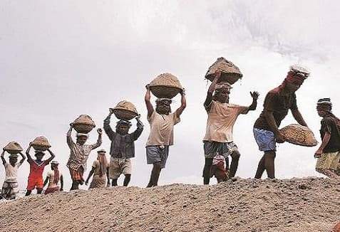 आयुष्मान योजना से जुड़ेगे बिहार के 15 लाख श्रमिक, 5 लाख रुपये तक का करा सकेंगे मुफ्त इलाज, जानें किन मजदूरों को मिलेगा लाभ