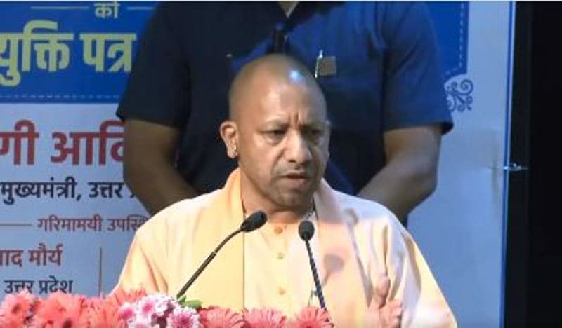 सीएम योगी आदित्यनाथ बोले- अब एग्जाम से पहले उठा लिए जाते हैं मुन्ना भाई, 795 अभ्यर्थियों को दिए नियुक्ति पत्र