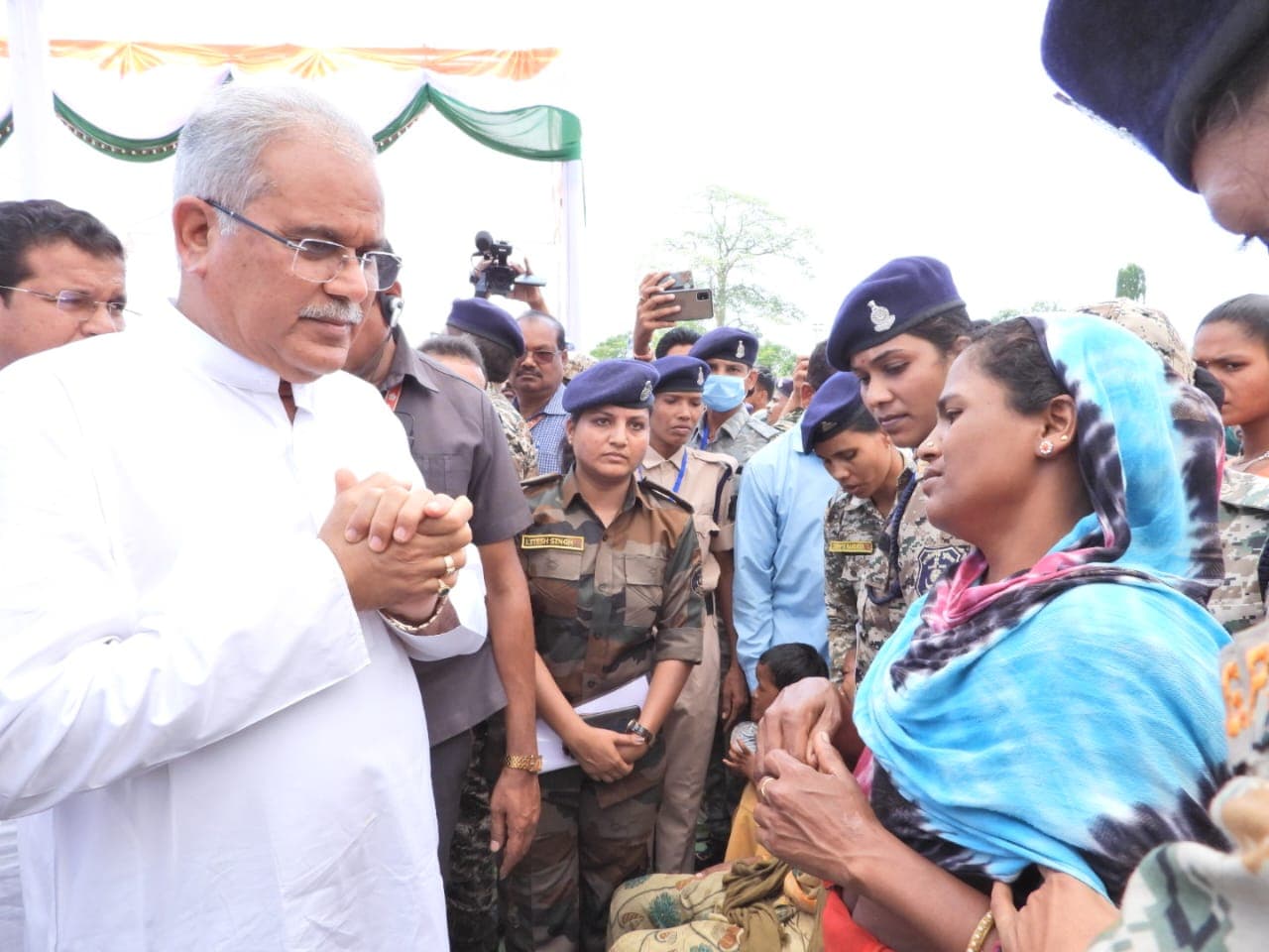 छत्तीसगढ़: शहीद जवान के शव को कंधा देते हुए नम हुईं सीएम भूपेश बघेल की आंखें, कहा- बलिदान व्यर्थ नहीं जाएगा छत्तीसगढ़: शहीद जवान के शव को कंधा देते हुए नम हुईं सीएम भूपेश बघेल की आंखें, कहा- बलिदान व्यर्थ नहीं जाएगा