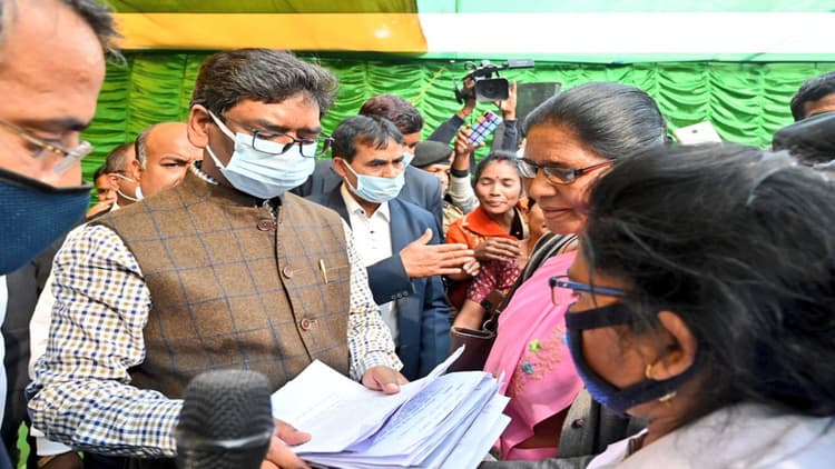 CM हेमंत सोरेन साहिबगंज के पतना में ग्रामीणों से हुए रूबरू, लाेगों की समस्याओं के समाधान का दिया निर्देश