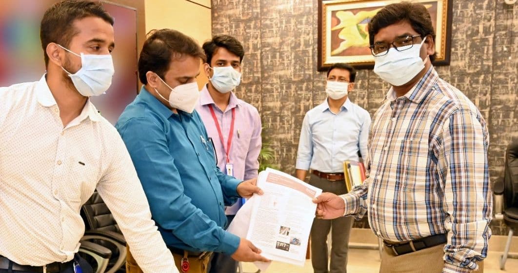 कोरोना के थर्ड वेब की आशंका के बीच CM हेमंत सोरेन को भेंट किया ऑक्सीजन कंसंट्रेटर, मुख्यमंत्री ने की सराहना