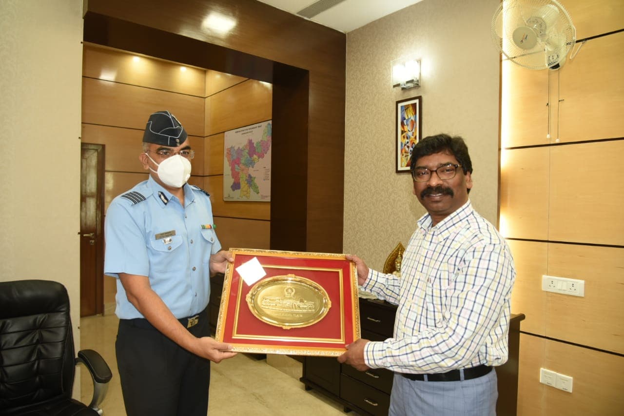 सीएम हेमंत सोरेन से मिले सैनिक स्कूल तिलैया के प्राचार्य, पहली बार शुरू हो रही लड़कियों की पढ़ाई के लिए सहयोग का किया आग्रह