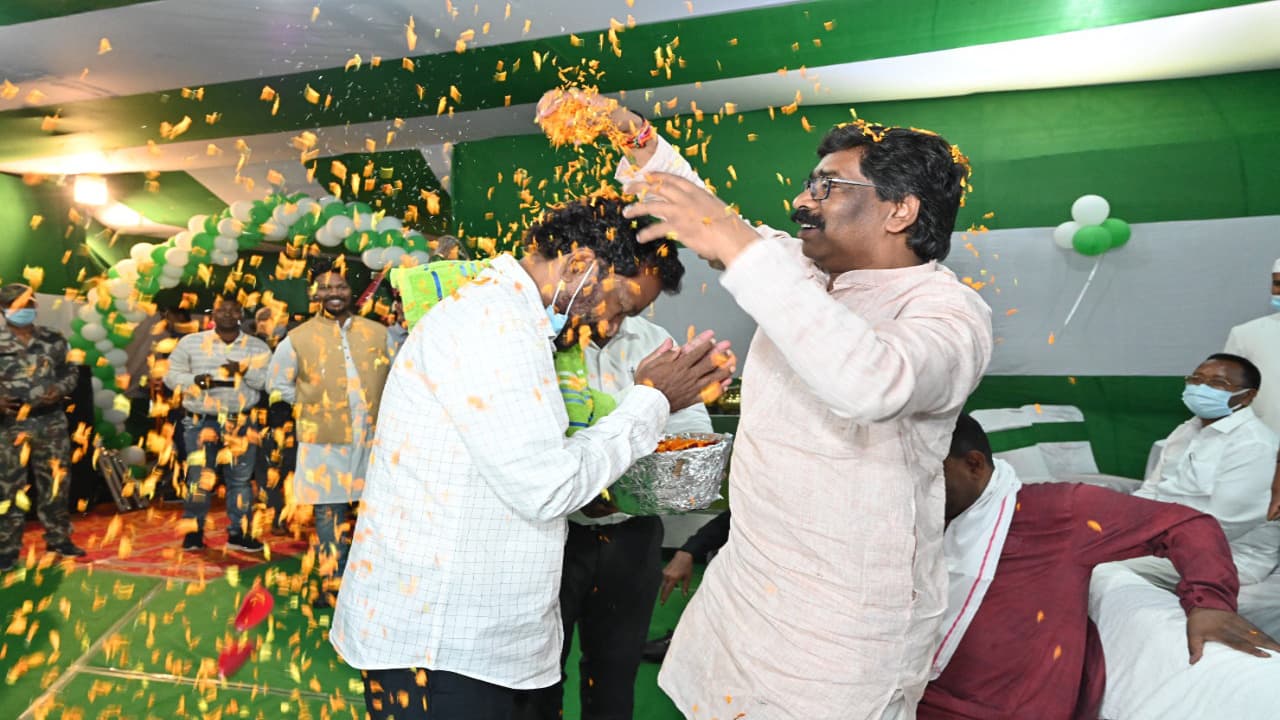 Holi 2022: CM हेमंत सोरेन ने पक्ष- विपक्ष के नेताओं संग खेली फूलों की होली, राज्यवासियों को दी शुभकामनाएं