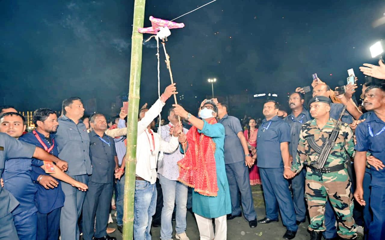 Vijayadashami 2022: CM हेमंत सोरेन ने कबूतर उड़ाकर शांति का दिया संदेश, विजयादशमी की दी शुभकामनाएं