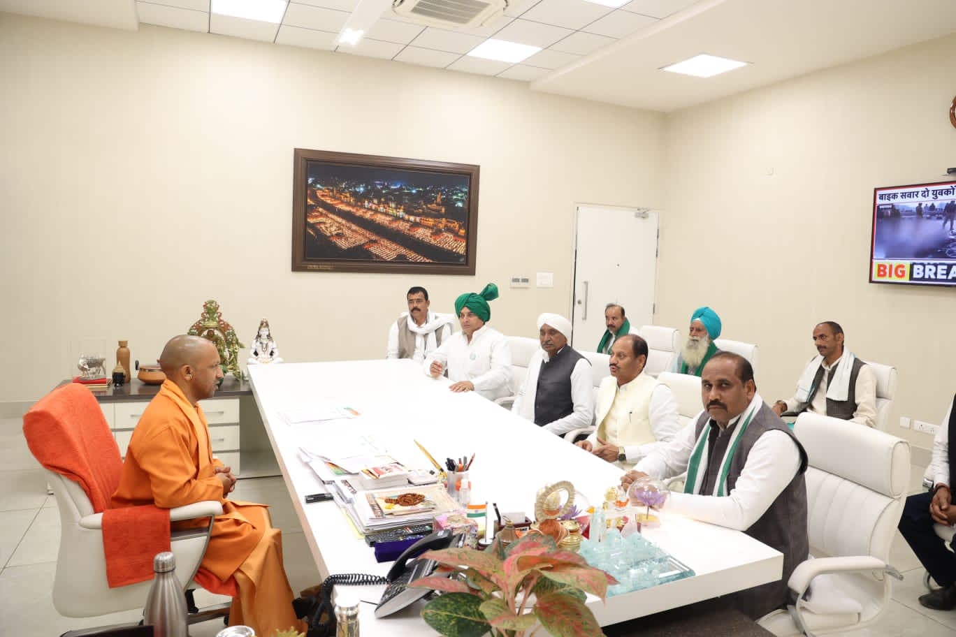 Lucknow: मुख्यमंत्री योगी आदित्यनाथ से मिला किसानों का प्रतिनिधिमंडल, सौंपा मांगपत्र, कही ये बात…