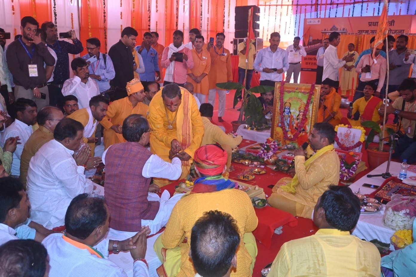 ओरछा में सीएम शिवराज  ने रामराजा लोक का किया भूमि पूजन, कमलनाथ ने कहा- बहुत सारी पूजा करनी पड़ेगी