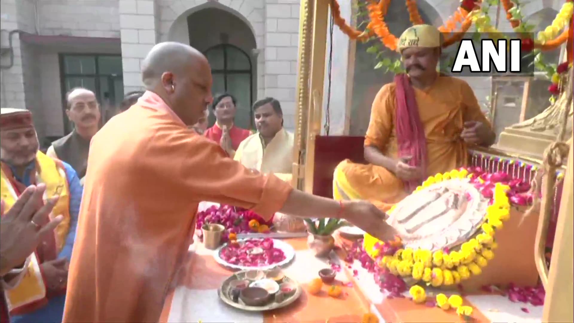 श्री राम चरण पादुका: मुख्यमंत्री योगी ने पूजन कर कर्म भूमि यात्रा को दिखायी हरी झंडी