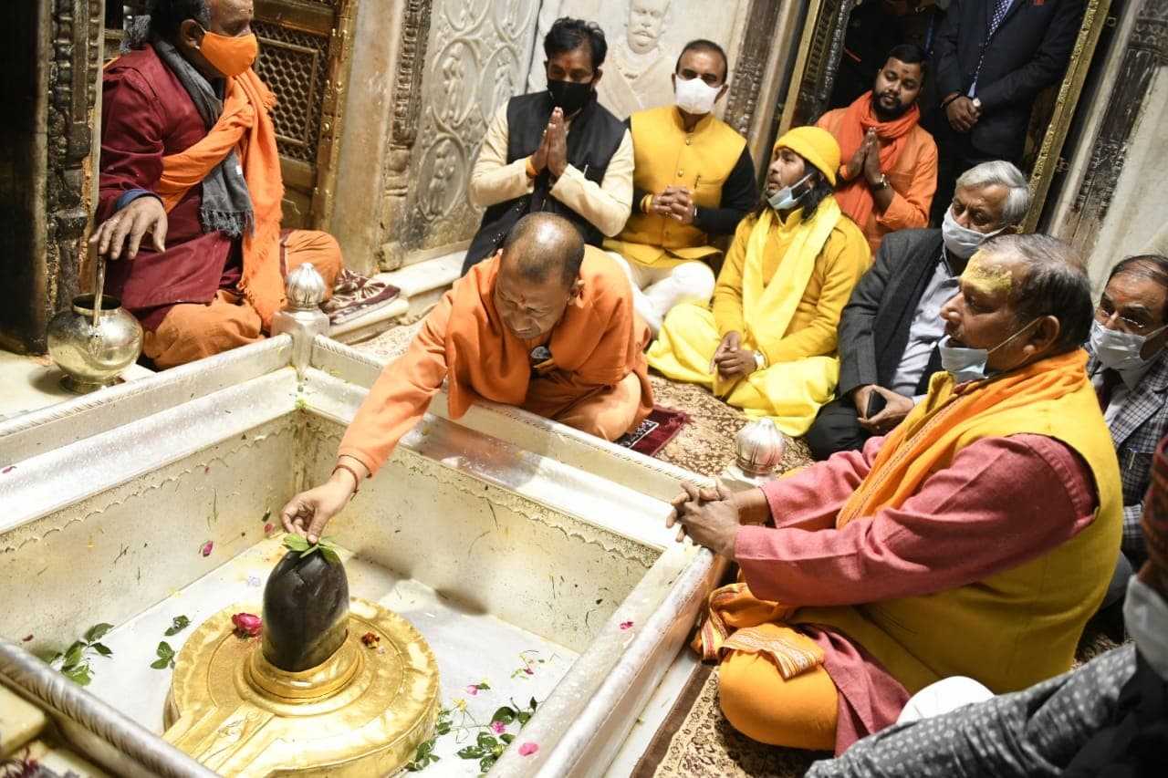 Mathura News: सीएम योगी ने दुग्ध प्रसंस्करण केंद्र का किया उद्घाटन, गुरुकुल के बच्चों के साथ बिताया समय