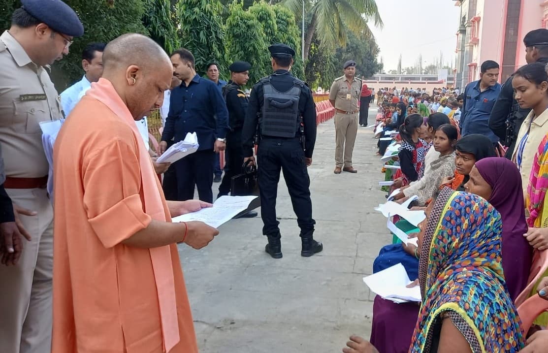 UP News: सीएम योगी ने गोरखपुर में लगाया जनता दरबार, बोले- रुपये के अभाव में किसी का भी नहीं रुके इलाज