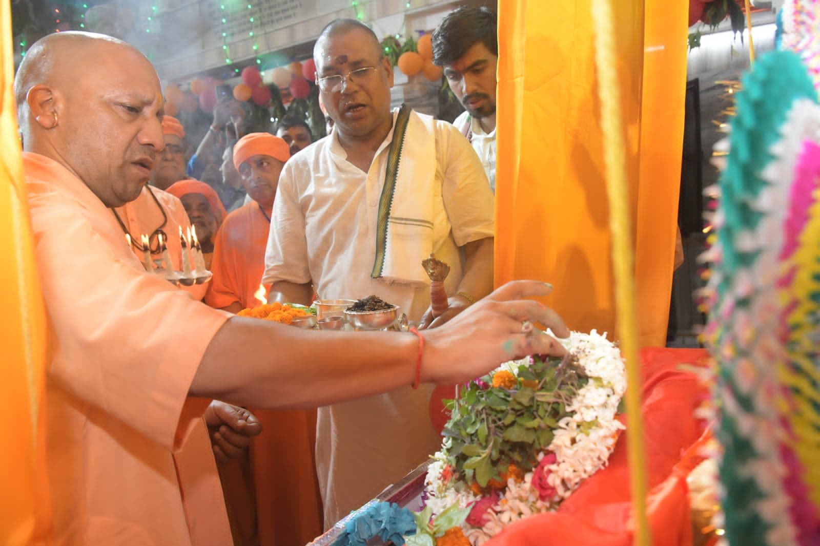 सीएम योगी योगी गोरखनाथ मंदिर पहुंच कर भगवान श्री कृष्ण जन्म उत्सव में हुए शामिल, देखें तस्वीरें