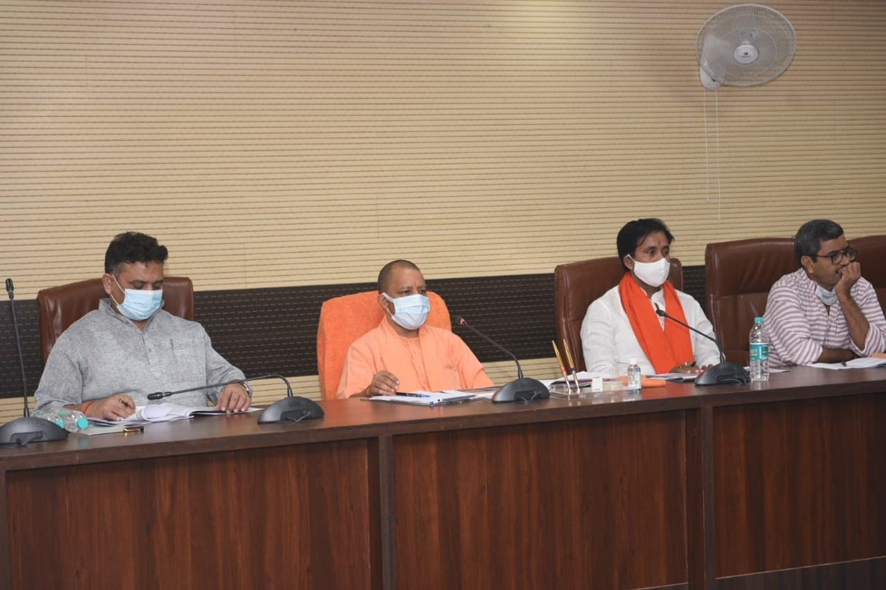 Varanasi News: PM मोदी की जनसभा से पहले CM योगी ने तैयारियों का लिया जायजा