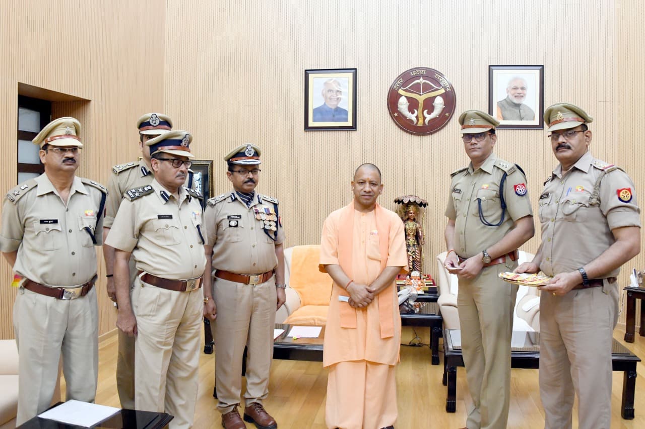 UP News: सीएम योगी पहुंचे कुशीनगर, एयरपोर्ट और पीएम मोदी की रैली स्थल का किया निरीक्षण