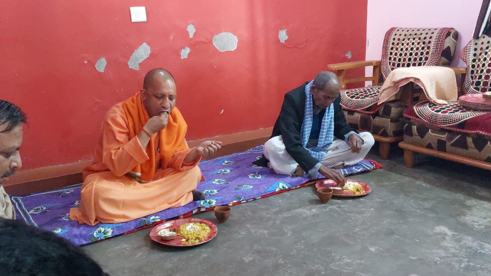 UP Election 2022: CM योगी ने दलित के घर किया भोजन, क्या यही है यूपी बीजेपी का डैमेज कंट्रोल?