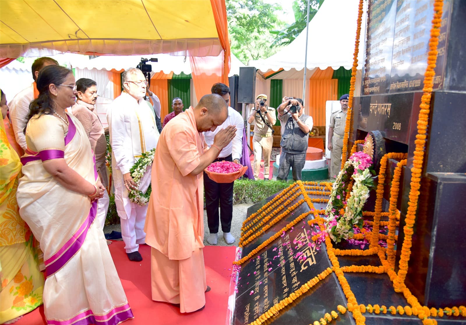 CM योगी आदित्यनाथ ने कारगिल शहीदों को दी श्रद्धांजलि, बोले- नए भारत में आतंकवाद-नक्सलवाद और घुसपैठ की जगह नहीं