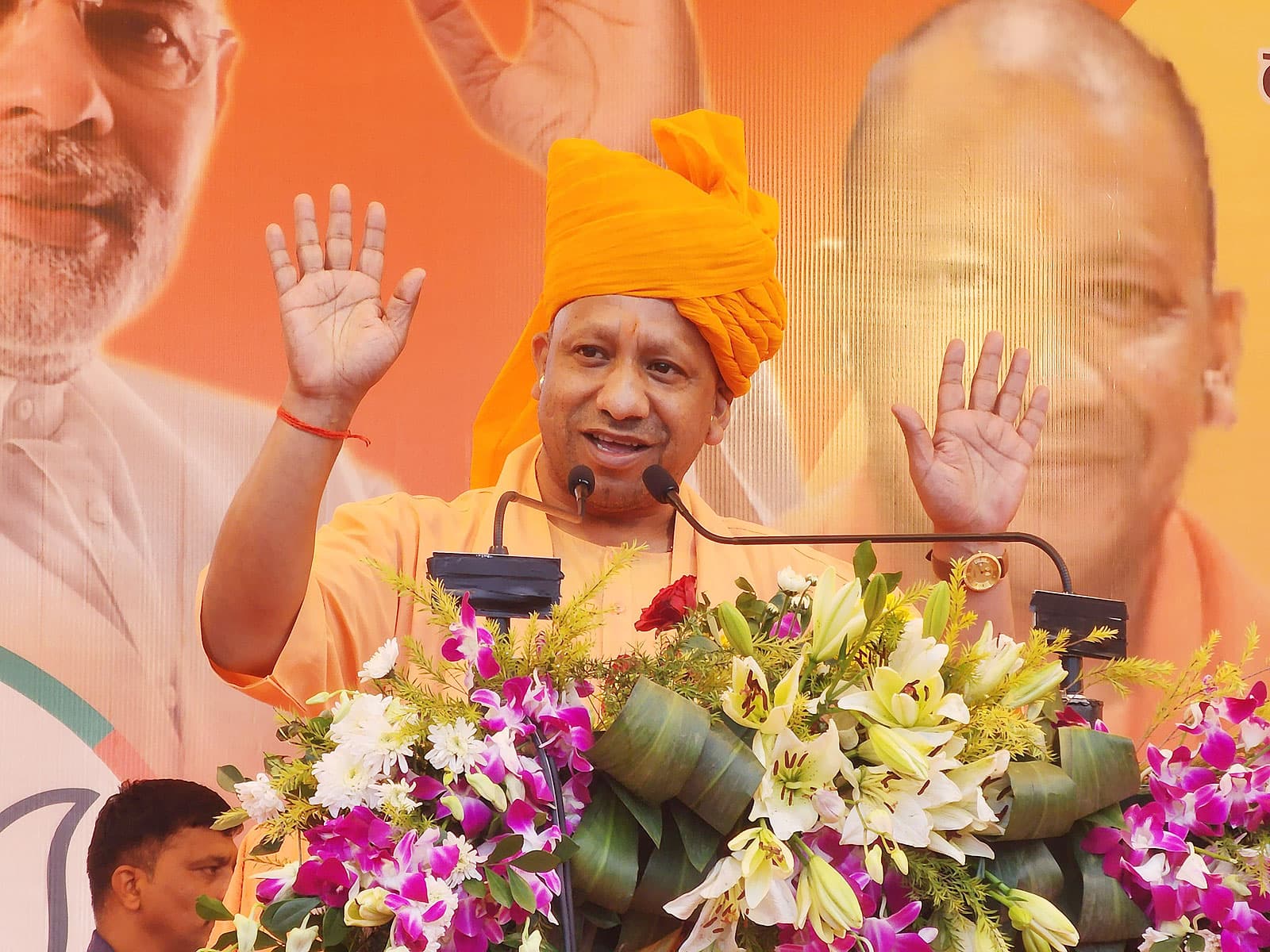 गोरखनाथ मंदिर में सीएम योगी आदित्यनाथ ने अष्टमी पर किया हवन, संस्कृत के छात्रों ने पढ़े मंत्र